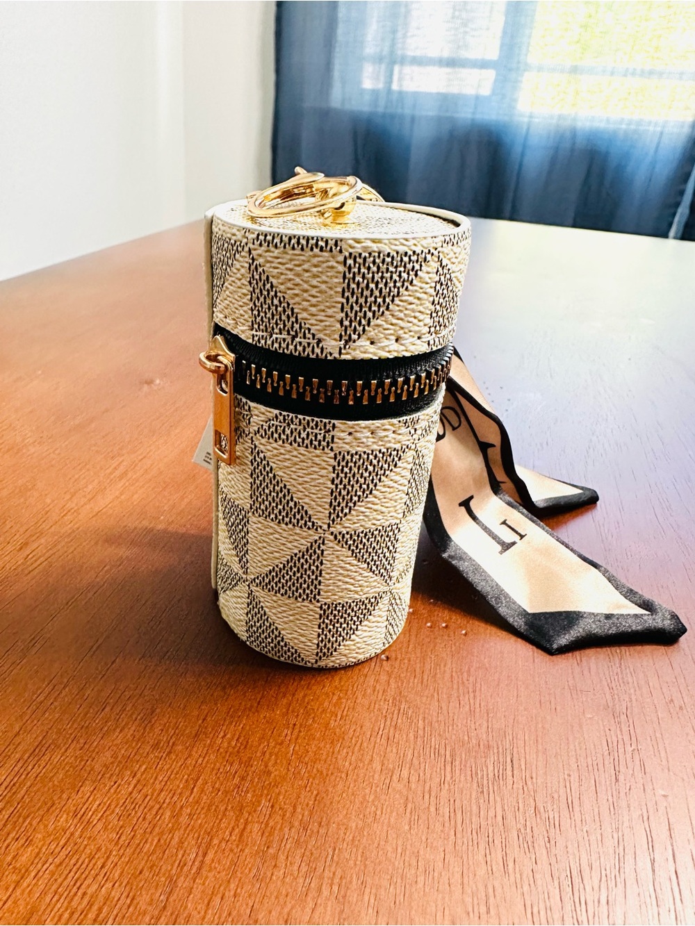 Luxury Barrel Purse Keyring - Off White and Grey - Picture 4 of 5